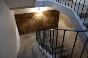 un escalier avec une peinture murale dans l'établissement Appartements des Teinturiers, à Avignon