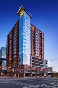 un bâtiment avec un panneau sur son côté dans l'établissement Hyatt House Charlotte Center City, à Charlotte