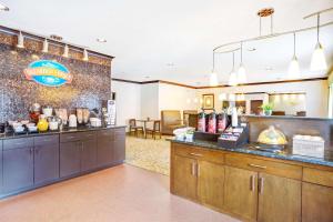 una cucina con bancone e piano di lavoro di Baymont by Wyndham Dallas/ Love Field a Dallas