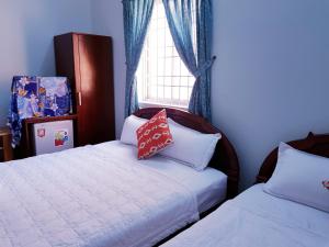 Giường trong phòng chung tại Minh Hien Hotel