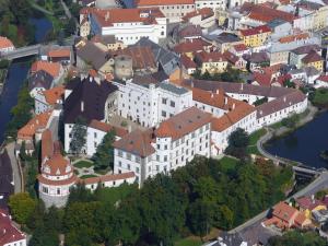 Nespecifikovaný výhled na destinaci Jindřichův Hradec nebo výhled na město při pohledu z apartmánu