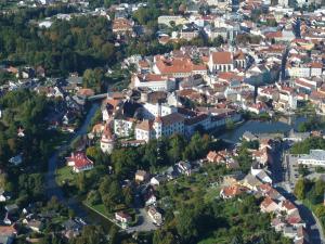 Pemandangan umum bagi Jindrichuv Hradec atau pemandangan bandar yang diambil dari apartmen