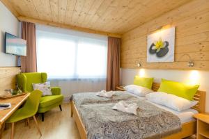 pokój hotelowy z łóżkiem, biurkiem i oknem w obiekcie Landpension Birker - Self Check-In w mieście Weißkirchen in Steiermark