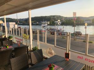 un restaurante con mesas y vistas al río en Hotel Rhein INN en Remagen