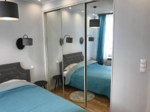 sypialnia z 2 łóżkami i lustrem w obiekcie Apartament Na Piwnej w Gdańsku