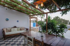 イオス島 チョーラにあるVilla Mariaのリビングルーム(木製テーブル、ソファ付)