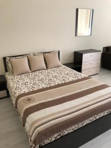 1 cama grande en un dormitorio con tocador en Orchid Studio, en Golden Sands
