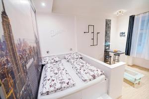 A bed or beds in a room at FREE PARKING, QUIET design flat in the centre