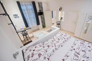 A bed or beds in a room at FREE PARKING, QUIET design flat in the centre Még 14 kép
