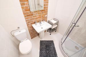 A bathroom at FREE PARKING, QUIET design flat in the centre