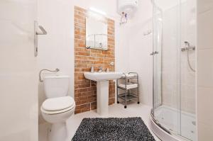 A bathroom at FREE PARKING, QUIET design flat in the centre