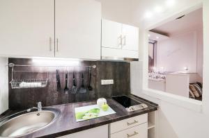 A kitchen or kitchenette at FREE PARKING, QUIET design flat in the centre