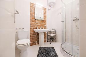 A bathroom at FREE PARKING, QUIET design flat in the centre