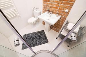 A bathroom at FREE PARKING, QUIET design flat in the centre