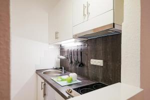 A kitchen or kitchenette at FREE PARKING, QUIET design flat in the centre