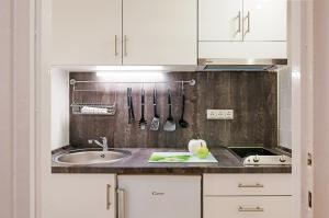 A kitchen or kitchenette at FREE PARKING, QUIET design flat in the centre