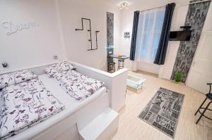 A bed or beds in a room at FREE PARKING, QUIET design flat in the centre
