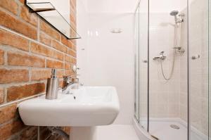 A bathroom at FREE PARKING, QUIET design flat in the centre