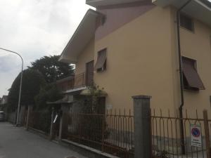 un edificio con una valla delante en Casa Salice, en Racconigi