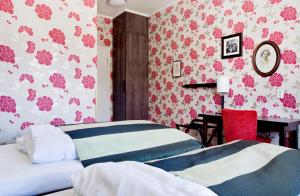 a bedroom with a bed and a desk in it at Søstrene Storaas hotell in Bolkesjø +14 photos