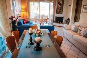een woonkamer met een tafel en stoelen bij Evgenia's Balcony in Preveza