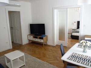 TV a/nebo společenská místnost v ubytování Apartmani SB 42