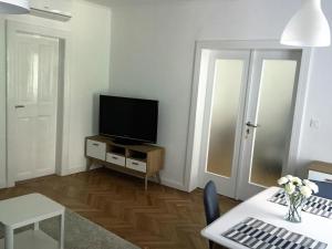 TV a/nebo společenská místnost v ubytování Apartmani SB 42