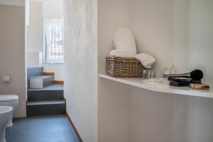 een badkamer met een toilet en een plank met handdoeken bij Plaium Montis in Salerno +98 foto's