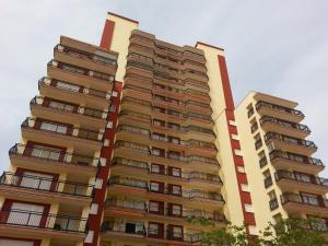 ガンディアにあるMagnificos Apartamentos Ondina en la Primera Linea de la Playa de Gandiaのバルコニー付きの高層アパートメントです。