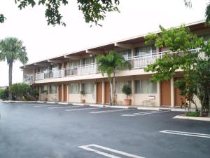 um parque de estacionamento vazio em frente a um hotel em Parkview Motor Lodge em West Palm Beach