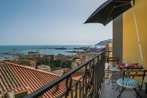 een balkon met een tafel en een parasol bij Plaium Montis in Salerno