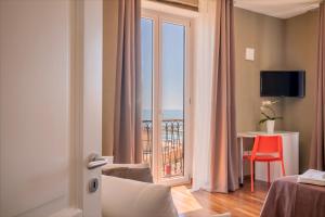 een hotelkamer met uitzicht op een balkon bij Plaium Montis in Salerno