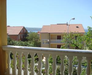 een uitzicht vanaf het balkon van een huis bij Apartments Jelicic in Selce