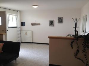 uma sala de estar com um sofá e uma mesa em Casa-Lisa seminterrato em Miggiano