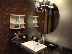 Hotel Apricot (Adult Only) في هيروشيما: حمام مع حوض ومرآة