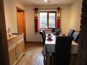 uma sala de jantar com uma mesa e cadeiras e uma janela em Nant-Y-Glyn em Llandrindod Wells