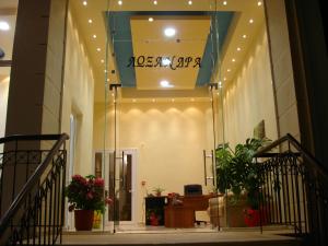 un vestíbulo con un cartel colgando del techo en Loxandra Studios, en Metamorfosi