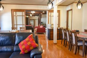 Area soggiorno di Mojo Lodge Hakuba