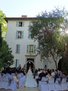 MontferratにあるDomaine de La Magdeleineの白い建物の前での結婚式