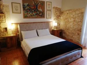 1 dormitorio con 1 cama grande en una habitación en B&B Asparano, en Ognina