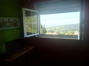 Nespecifikovaný výhled na hory nebo výhled na hory při pohledu z prázdninového domu