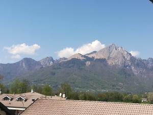 a view of a mountain range with houses and roofs at Profumo di Casa in Santa Giustina