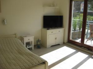 ミエンジズドロイェにあるApartament Morski Villa Mareaのベッドルーム(ベッド1台、薄型テレビ付)