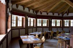 Reštaurácia alebo iné gastronomické zariadenie v ubytovaní Rifugio Lago Nambino