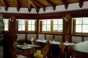 Reštaurácia alebo iné gastronomické zariadenie v ubytovaní Rifugio Lago Nambino + 37 fotografií