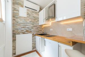 Kuchyň nebo kuchyňský kout v ubytování Katy & David Apartments