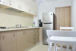 Кухня или мини-кухня в Promenada Apartment
