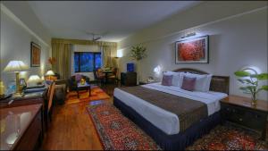 Rúm í herbergi á Hotel Clarks Varanasi Limited