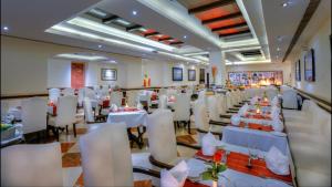ห้องอาหารหรือที่รับประทานอาหารของ Hotel Clarks Varanasi
