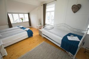 Un pat sau paturi într-o cameră la Central Guesthouse Reykjavík